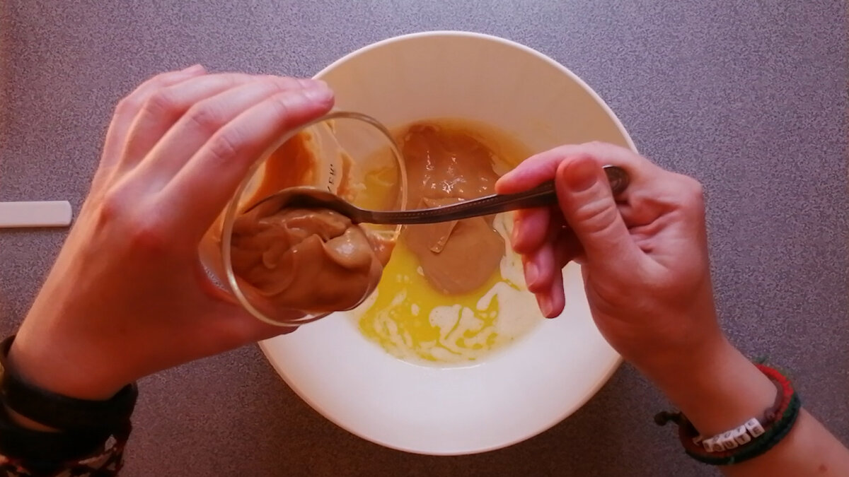 Добавляю арахисовую пасту...