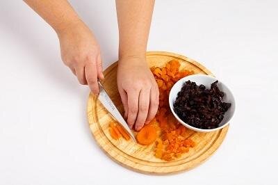 Если вы не употребляете алкоголь или готовите для детей, то просто не заливайте сухофрукты коньяком или ромом.