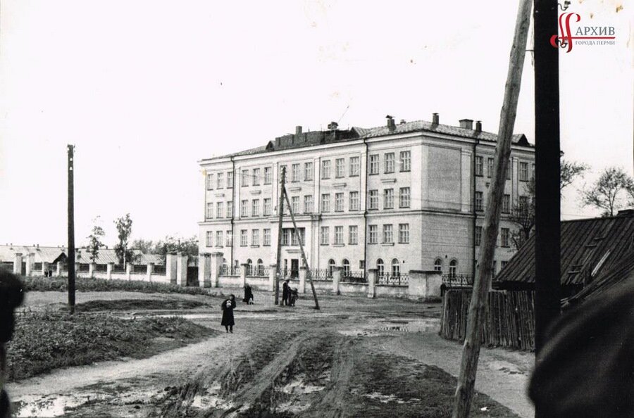 Молотов. Школа № 92 по ул. Плеханова. 1953. Автор: Валерий Владимирович Реймерс