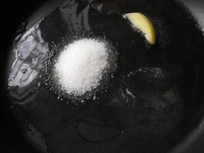     Разогрейте на среднем огне сковороду, затем растопите на ней сливочное масло. После этого можете добавлять сахар, огонь при этом сведите до минимума. Постоянно помешивайте содержимое сковороды деревянной лопаткой.    