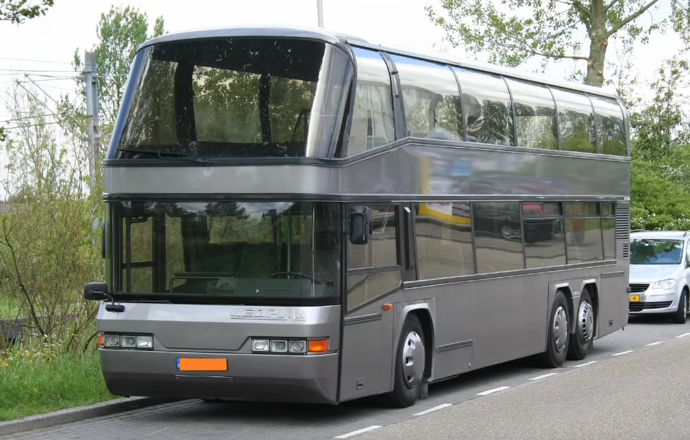 Автобус внутри которого настоящий коттедж