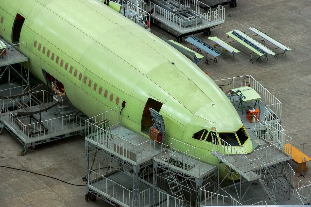 Ил-96-400М в цехе окончательной сборки ВАСО. Фото ОАК