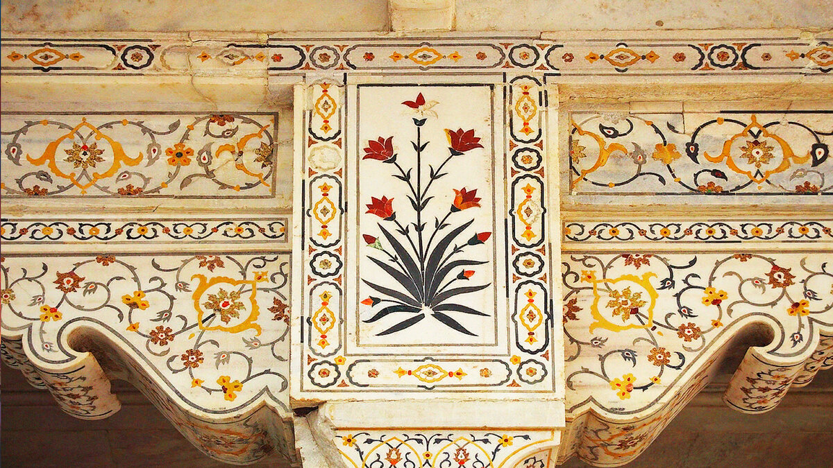 Стены внутри дворца