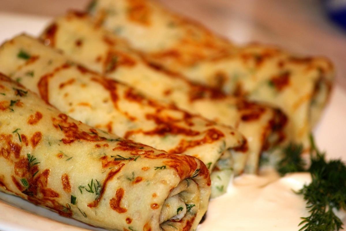 Блинчики по этому рецепту получаются вкусными,ароматными и сытными.Готовятся очень быстро и просто,много времени  выпечка не занимает.