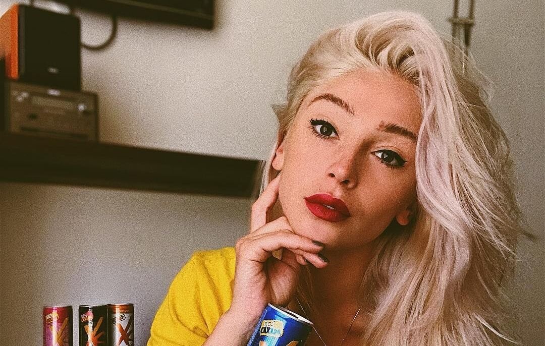 Русская девушка-блогер Анастасия Ивлеева