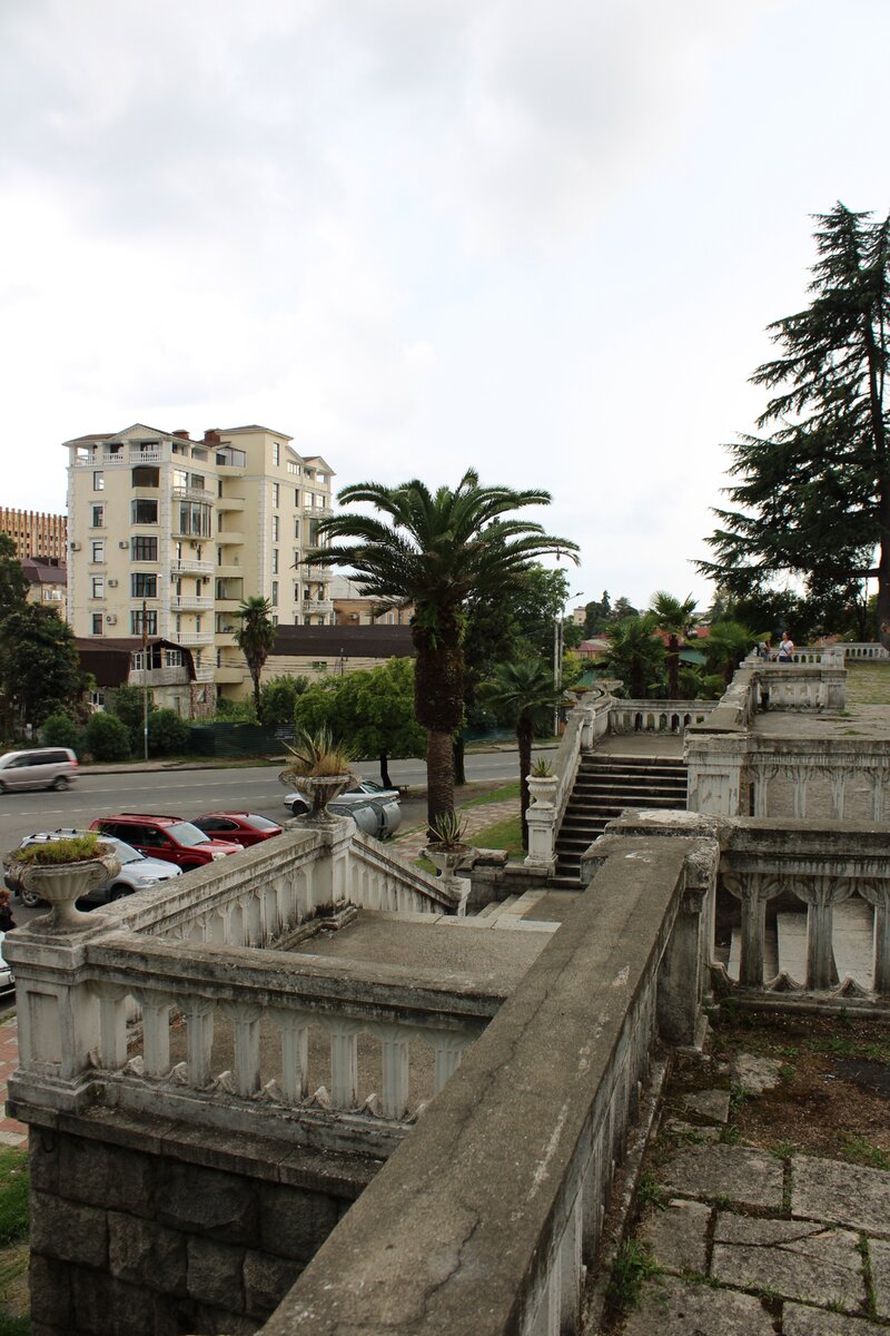 Жилые дома буквально через дорогу