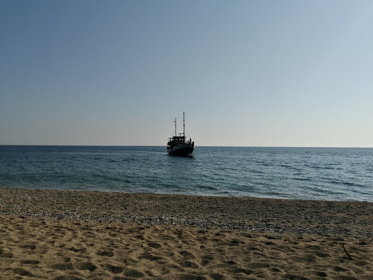 Центральный пляж села Лдзаа (Абхазия, Пицунда). Экскурсионный кораблик "Герой Абхазии" Фото Светы Давыдовой