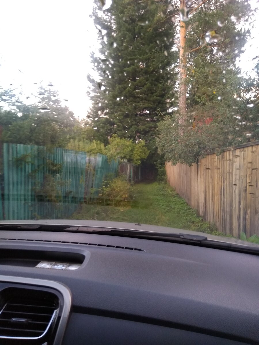 Справа бывшая дача, а слева- за зелёным заборчиком - нынешняя)