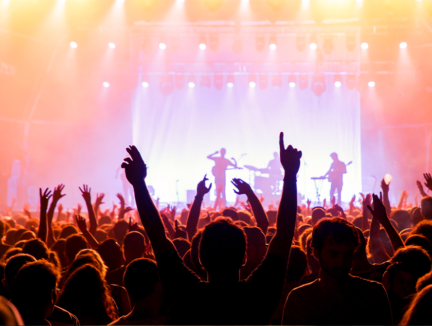 сцена рок концерта с низу. дискотека. рок концерт сцена. концерт группы skillet. концерт музыка 2000.