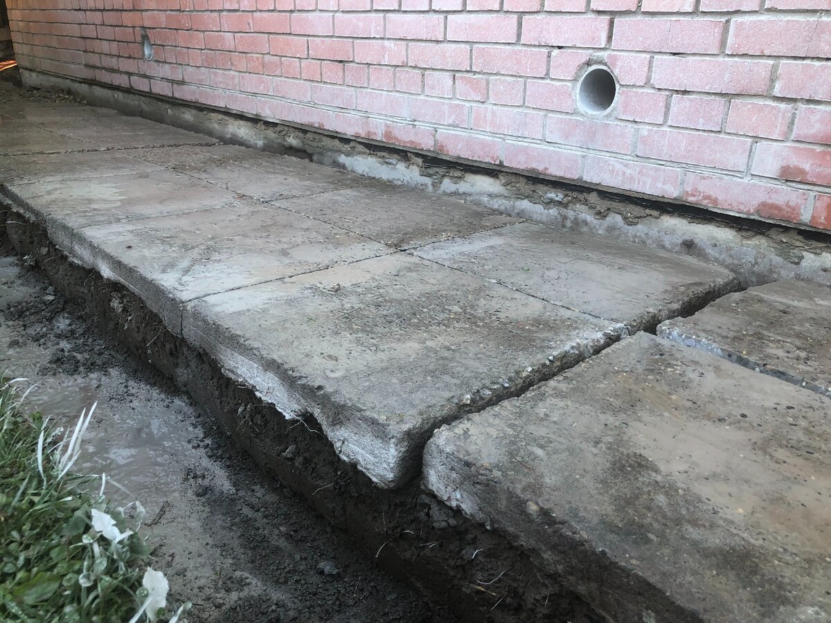 На фото плиты уже разрезаны и подготовлены к вывозу. Фото автора 