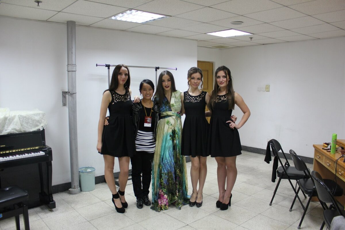 Я с Викторией Дайнеко на гастролях в Китае. 