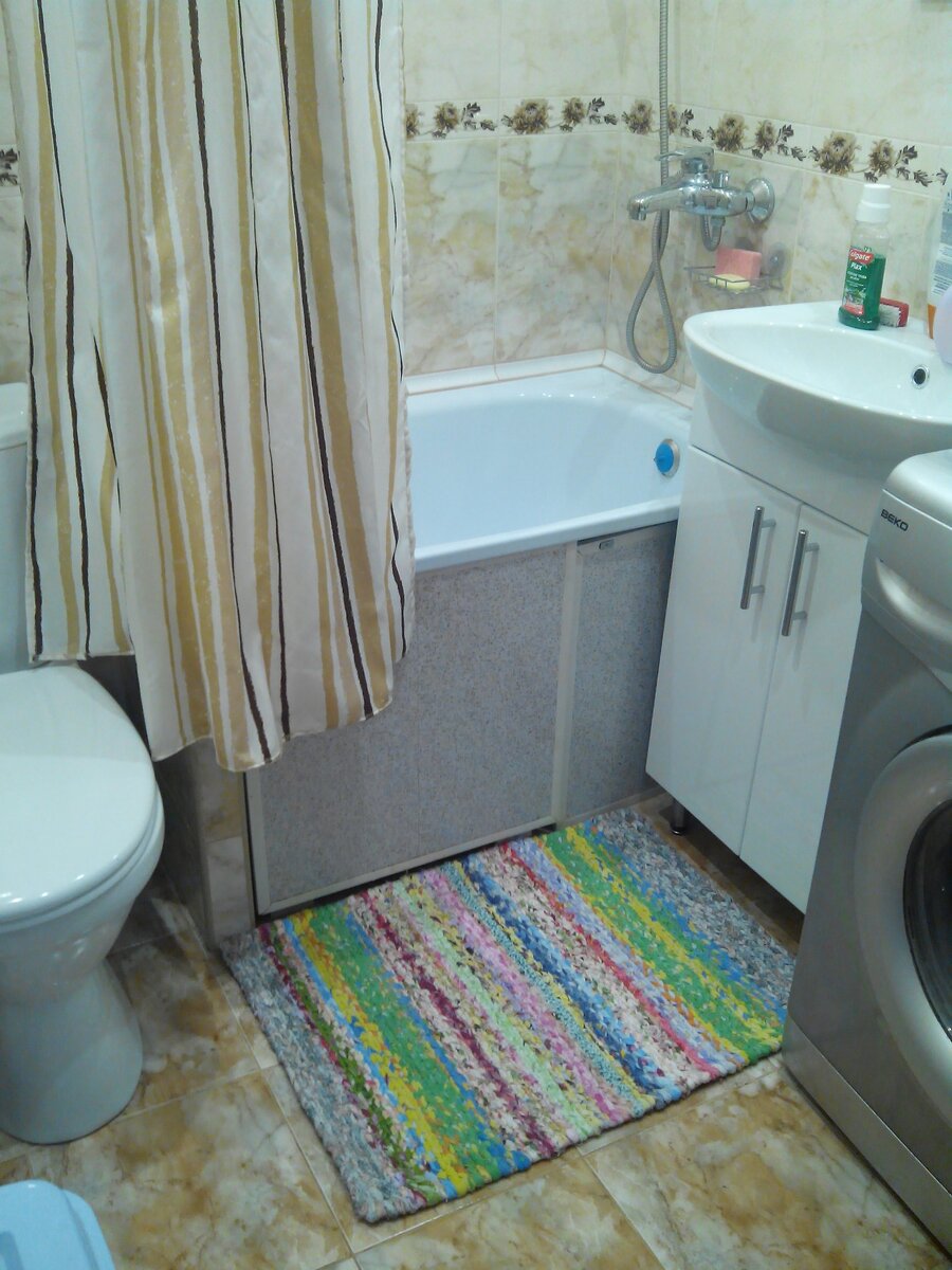 Мягкий, уютный. Воду впитывает отлично. И главное стирать можно. 