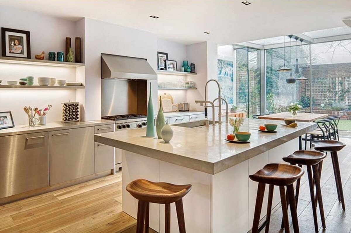 Современный дизайн кухонного гарнитура с островом и барной стойкой.