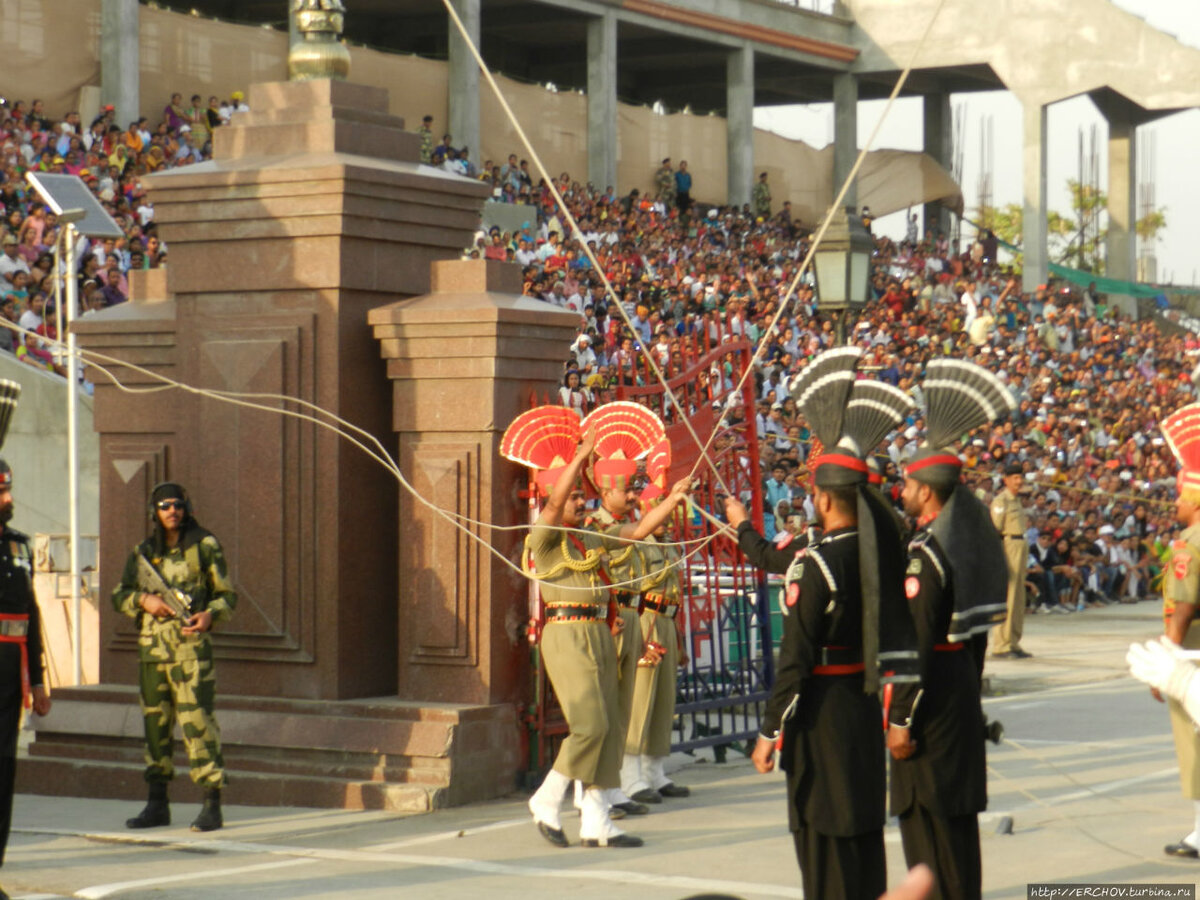 Смена караула в индии. Смена караула индия пакистан. Закрытие границы индии и пакистана. Почётный караул граница индии и пакистана. Смена караула индо пакистан.