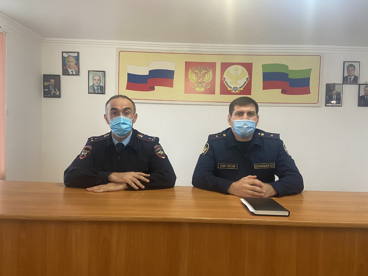 Пресс-служба УФСИН России по Республике ДагестанИнспектор дорожного надзора ОГИБДД ОМВД РФ по г.Дербент старший лейтенант полиции Тамерлан Гусейнов, рассказал сотрудникам СИЗО о статистических показателях дорожно-транспортных происшествий, зарегистрированных в республике и в России в целом, остановился на наиболее распространенных причинах совершения ДТП, перечислил основные и часто встречающиеся нарушения ПДД, которые приводят к дорожным автоавариям с различными последствиями.
Сотрудник полиции также напомнил присутствующим об административной и уголовной ответственности за нарушение действующего законодательства РФ в области обеспечения безопасности дорожного движения.
По окончании выступления сотрудники учреждения посмотрели фильм, который наглядно отражает ситуацию на автомобильных дорогах, причины и последствия нарушений ПДД, содержит кадры реальных ДТП и опасные дорожные ситуации. Сотрудник ГИБДД ответил на вопросы присутствующих, возникшие в процессе занятия.

