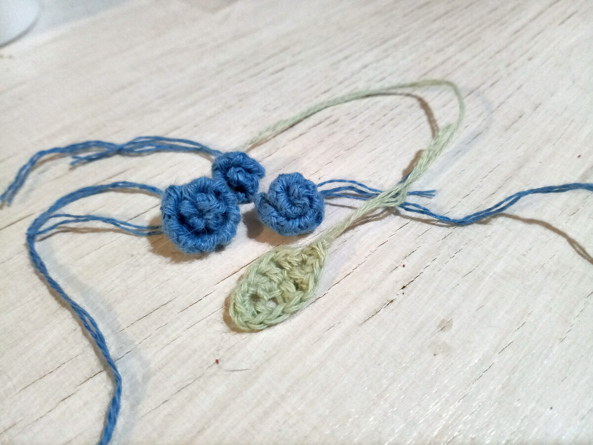 Вот такие розочки с листочками должны быть на пальто. Аж целых 36 розочек и 18 листочков...