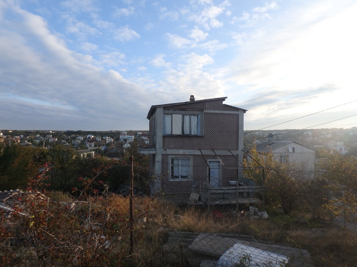 Вот так выглядят дачи простых крымчан. И это - 5 минут ходьбы от моря на мысе Фиолент. 