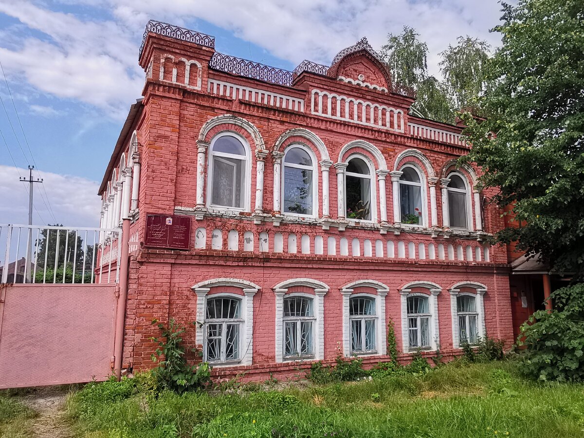 Посёлок со своим собственным замком, резными наличниками, морем черники, среди лесов, полей и озёр.