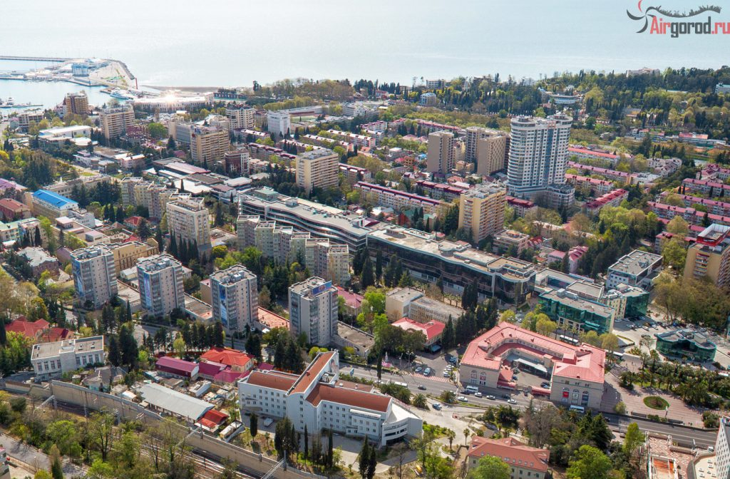 Вид сверху на центр города-курорта Сочи