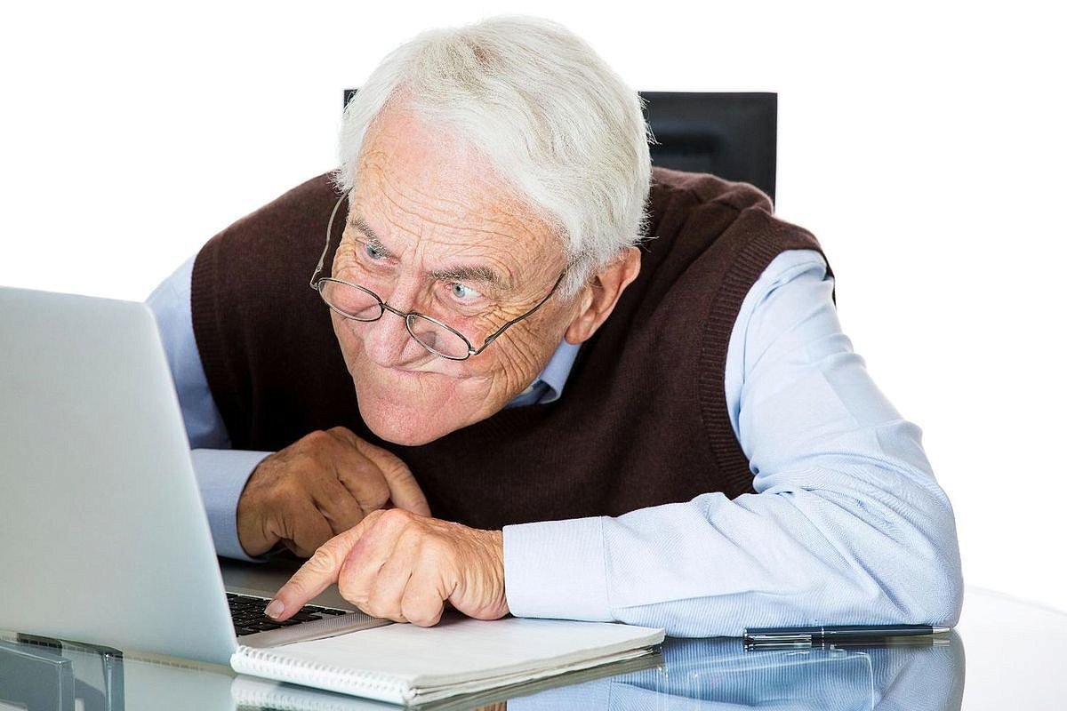Old man new. Пенсионер. Пожилой человек за компьютером. Пожилые люди за компом. Пенсионеры и компьютер.