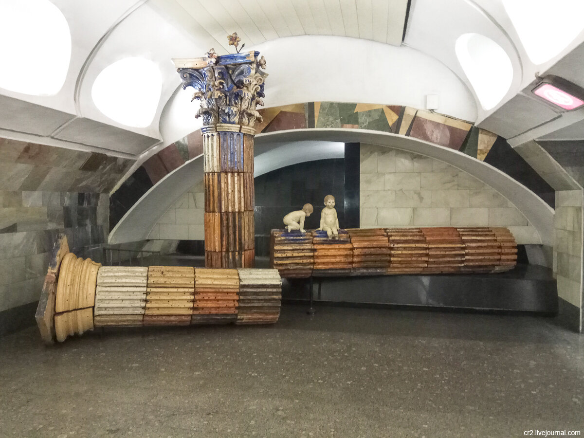 Фонтан на станции метро Римская - единственный фонтан в московском метро. Фото автора статьи 