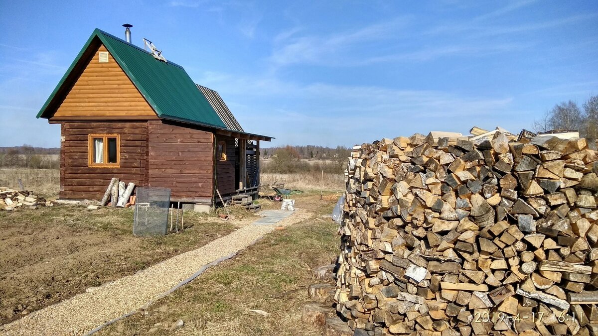 Это наш домик, но не основной. На участке еще много работы предстоит