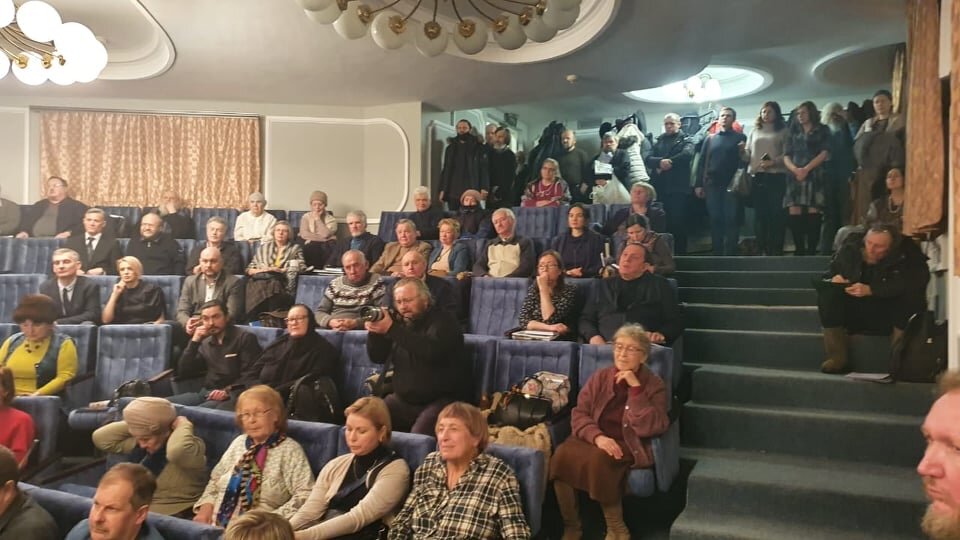 И все, что говорил Ильин -- сбылось! И то, что Россия возродится, совершенно точно, он это видел из глубины сердца. Он верил в свой народ. Он писал: «Не торопитесь хоронить русский народ, даже когда распавшаяся страна будет охвачена гражданскими войнами, народ восстанет из мнимого гроба и заявит свои права». И сегодня в этом зале у храма Вознесения Христова это будущее выковывается, медленно, но верно!» В своем выступлении Елена Юрьевна напомнила, что ныне происходит сорокалетний исход русского народа: тридцать лет мы прошли, – осталось десять.
