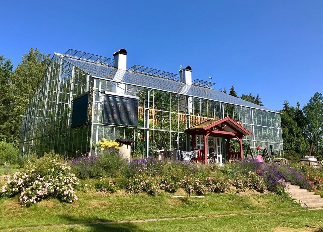 Природный дом (швед. Naturhus), сконструированный и построенный Андерсом Солвармом (Anders Solvarm) в Швеции. Дом распологается внутри теплицы, что позволяет семье жить в условиях средиземноморского климата в северной стране.