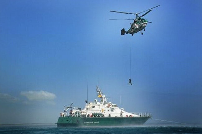 Таможня иногда сама запиливает свои учения с вертолётами и кораблями!