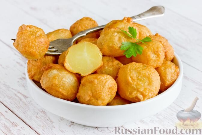 картофель молодой, яйца, сметана, мука, паприка молотая, соль, масло подсолнечное
