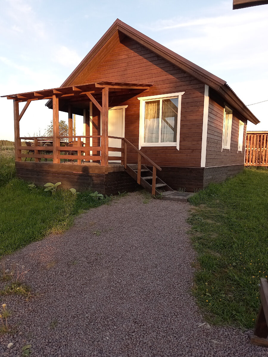 Наш коттедж. При подходе к нему ощущается запах древесины