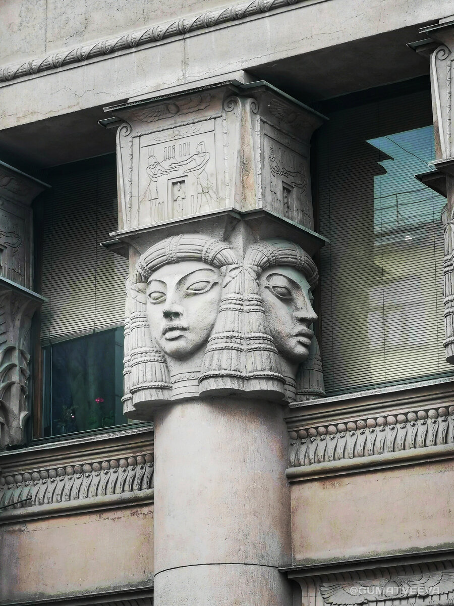 Лик египетской богини Хатхор, 