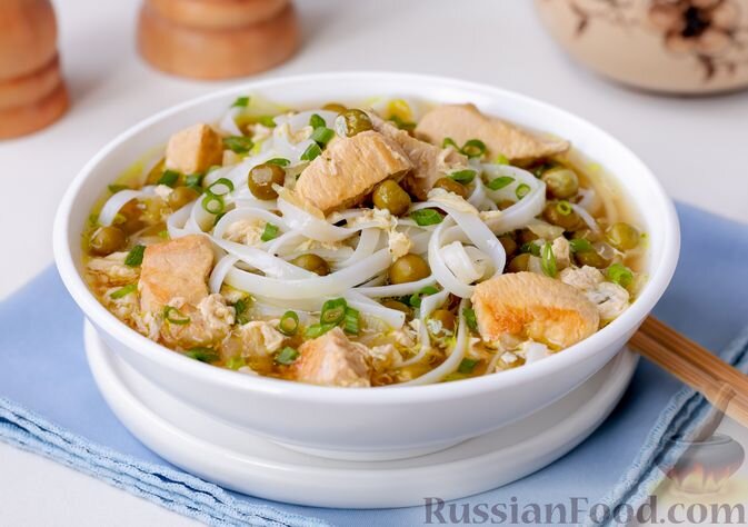 куриное филе, лапша рисовая, горошек зелёный консервированный, чеснок, лук репчатый, соус соевый, яйца, имбирь молотый, масло растительное, кубик бульонный, лук зелёный, вода