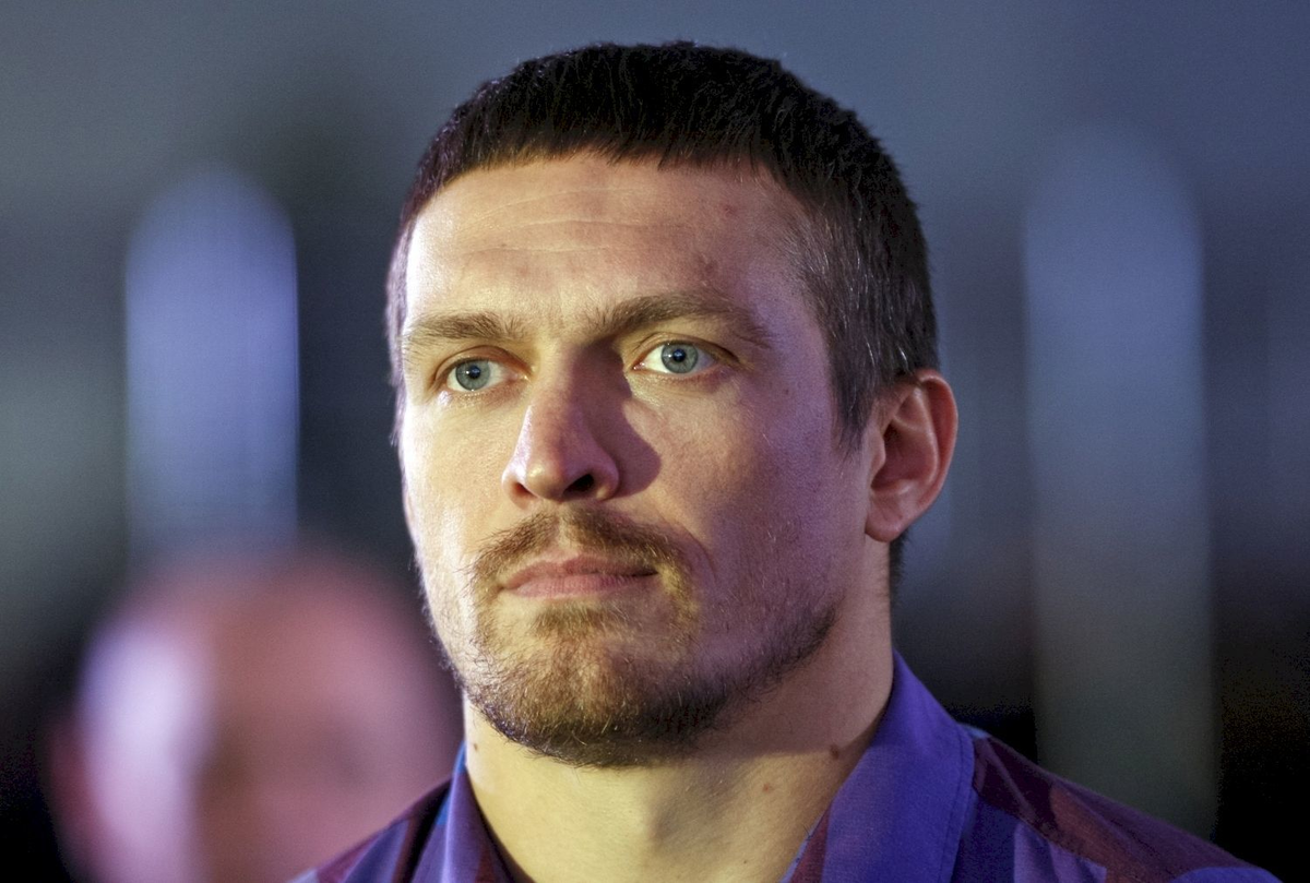 Действующий чемпион мира в супертяжелом весе по версиям (WBA, WBO, IBF, и IBO) - Александр Усик