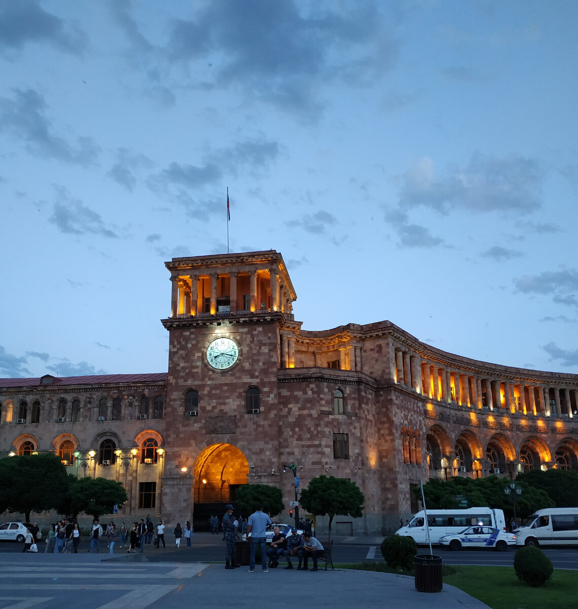 Площадь Республики. Здание Правительства в вечерних огнях.