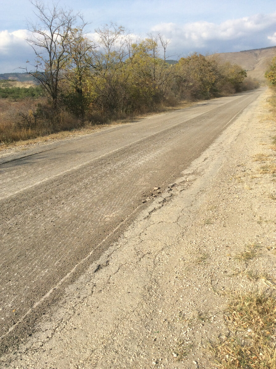 Даже неасфальтированные пока участки дороги стали ровными, машину не трясёт и только шуршат шины по гравию