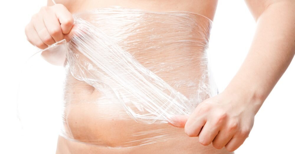 После нанесения средства тело обматывают плёнкой для усиления эффекта