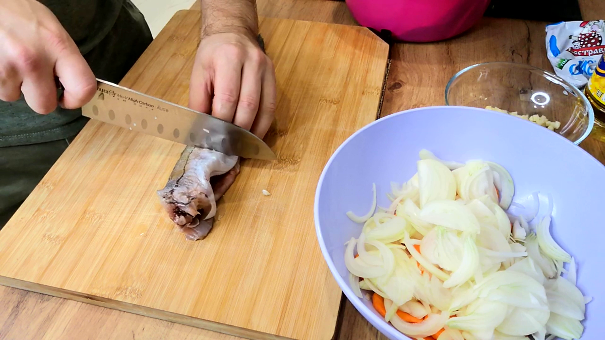 Нарезаем минтай