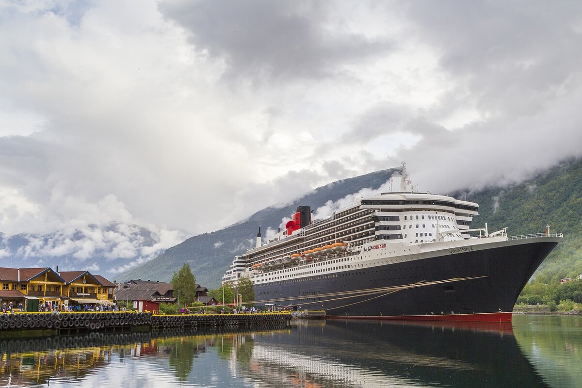 Океанский лайнер Queen Mary 2