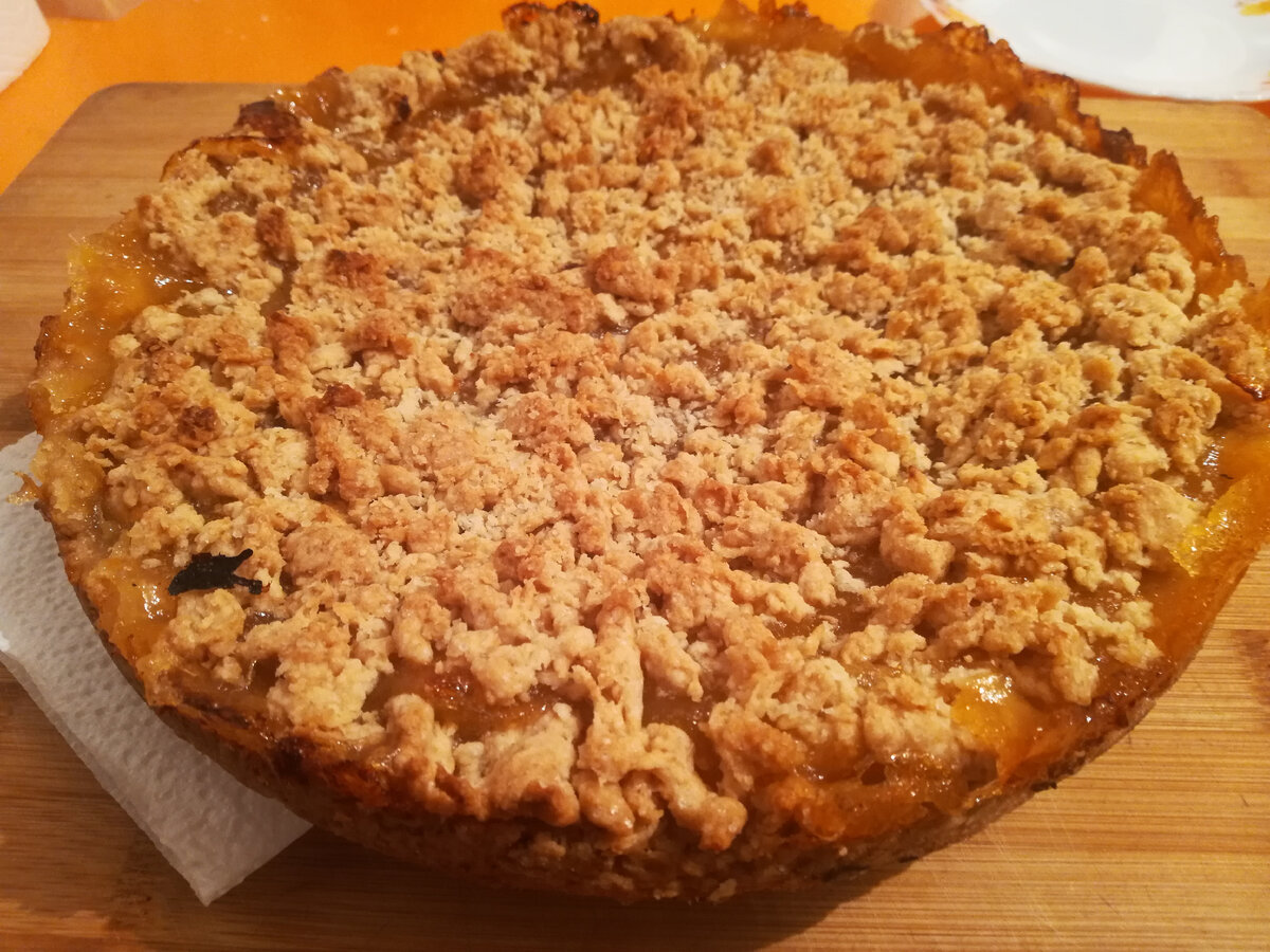 Пирог из песочного теста с фундуком и тёртым яблоком
