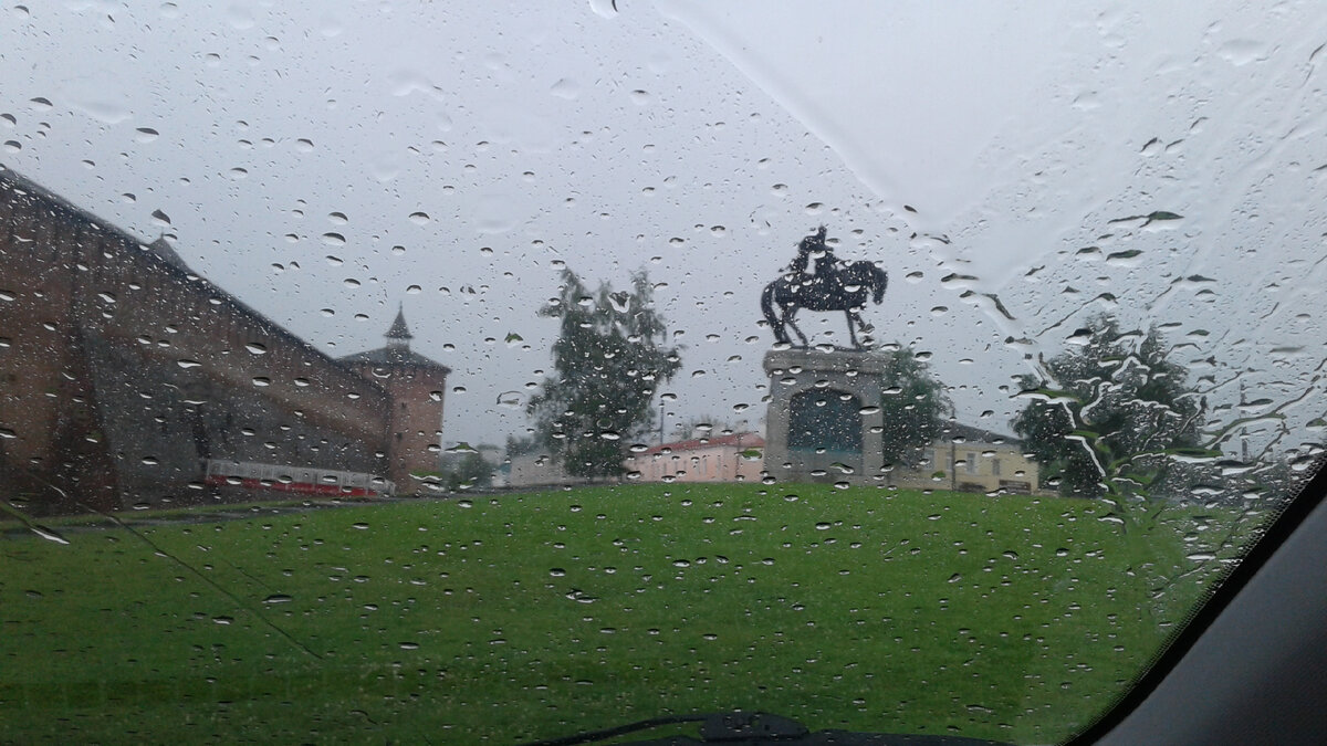 Памятник Дмитрию Донскому сквозь капли дождя