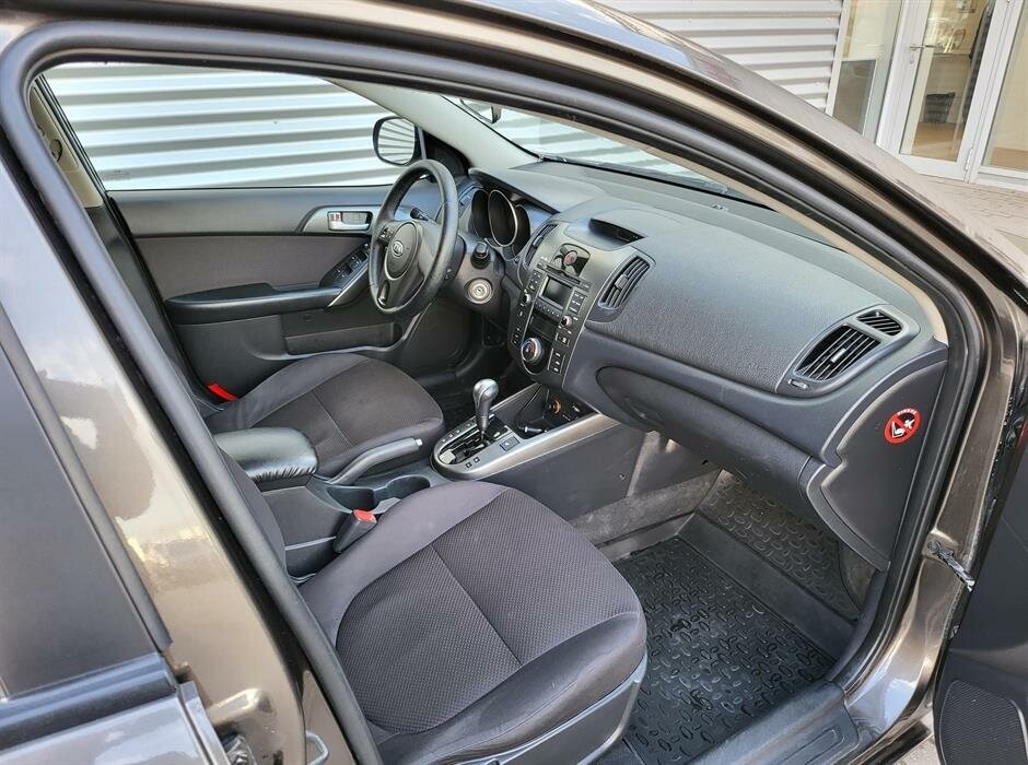 Отделка салона - низкого качества.