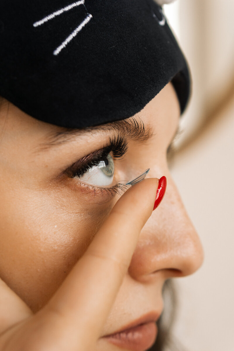 Здесь не будет никакой авторской методики или комплекса упражнений для восстановления зрения, потому что в современной офтальмологии этому нет места.

В этой статье речь пойдёт об ортокератологии - современном методе коррекции зрения с помощью ночных линз. Несмотря на то, что ортокератология в России применяется с 2002 года, многие люди впервые слышат о ночных линзах, да и не все офтальмологии говорят об этом методе коррекции. Ночные линзы представляют собой жёсткие газопроницаемые линзы, которые работают во сне, меняя форму роговицы - передней поверхности глаза. Постепенное накопление эффекта, как полный заряд батареи обеспечивает высокое зрение днем без очков и мягких линз. Внесу уточнение: ночные линзы надеваются каждый вечер перед сном, а утром снимаются. Для обеспечения хорошего эффекта в течения дня достаточно 7-9 часов сна. Под закрытыми веками линзы не вызывают дискомфорта и не нарушают сон. При открытых же глазах линзы вызывают чувство соринки или реснички без резких болевых ощущений. Высокое зрение в дневное время суток, снижение зрительного напряжения, полная свобода для любых видов деятельности и спорта, а главное - безопасность и обратимость метода - вот основные преимущества ортокератологии.

Срок ношения одной пары ночных линз - 1 год! Затем линзы меняются на новые. В случае появления на линзах царапин, сколов, трещин замена линз производится досрочно. Правильный уход за линзами гарантирует безопасность метода. Большинство осложнений происходит по причине нарушений обработки и хранения линз. Поэтому маленьких и взрослых пациентов обязательно обучают навыкам ухода перед началом ношения.

В первое время начала ношения ночных линз пациенты могут жаловаться на лёгкое двоение, нечеткость зрения вдаль и вблизи, гало-эффекты, но в большинстве случаев в течение месяца это проходит.

Во время ОРВИ, при покраснении глаз или обнаружении повреждений на линзах, линзы не надеваются. Подобные неотложные ситуации требуют обращения к доктору, который подобрал линзы.

Ну а если вы поняли, что данный метод коррекции вам не подходит, через 2-4 недели отмены ношения линз роговица вернётся в свою исходную форму вместе с исходным минусом/плюсом/астигматизмом.

Ортокератология особенно актуальна для детей и подростков с прогрессирующей близорукостью, так как на сегодняшний день она является эффективным и доказанным многочисленными исследованиями методом замедления прогрессирования близорукости вплоть до полной её остановки.

Перед началом подбора ночных линз необходимо провести полное диагностическое обследование глаз, чтобы определить показания и противопоказания к этому методу коррекции. У взрослых же пациентов необходимо выяснить зрительные потребности, род деятельности и ожидания.

Показания к ночным линзам:

- близорукость от -0.25 до 8.0 диоптрий, в том числе прогрессирующая у детей и подростков

- дальнозоркость до +4.0 диоптрий и пресбиопия (возрастная дальнозоркость)

- астигматизм до 5.0 диоптрий

- невозможность использования очков или мягких линз по профессиональным показаниям

- невозможность выполнения лазерной коррекции зрения (например, тонкая роговица)

- непереносимость мягких линз

К противопоказаниям относятся: воспалительные заболевания глаз и век, аномалии роговицы, единственный глаз, выраженный нистагм, злокачественные образования органа зрения, выраженные проявления иммунодефицита.

К относительным противопоказаниям относятся: беременность, эндокринные заболевания, лучевая и химиотерапия, широкий зрачок, сезонная аллергия, применение гормонов, состояние после лазерной коррекции зрения.

Подбор ночных линз - процедура индивидуальная, занимающая 1-2 месяца и требующая частых визитов к офтальмологу (в первый месяц 3-4 визита, далее 1 раз в 3-6 месяцев).