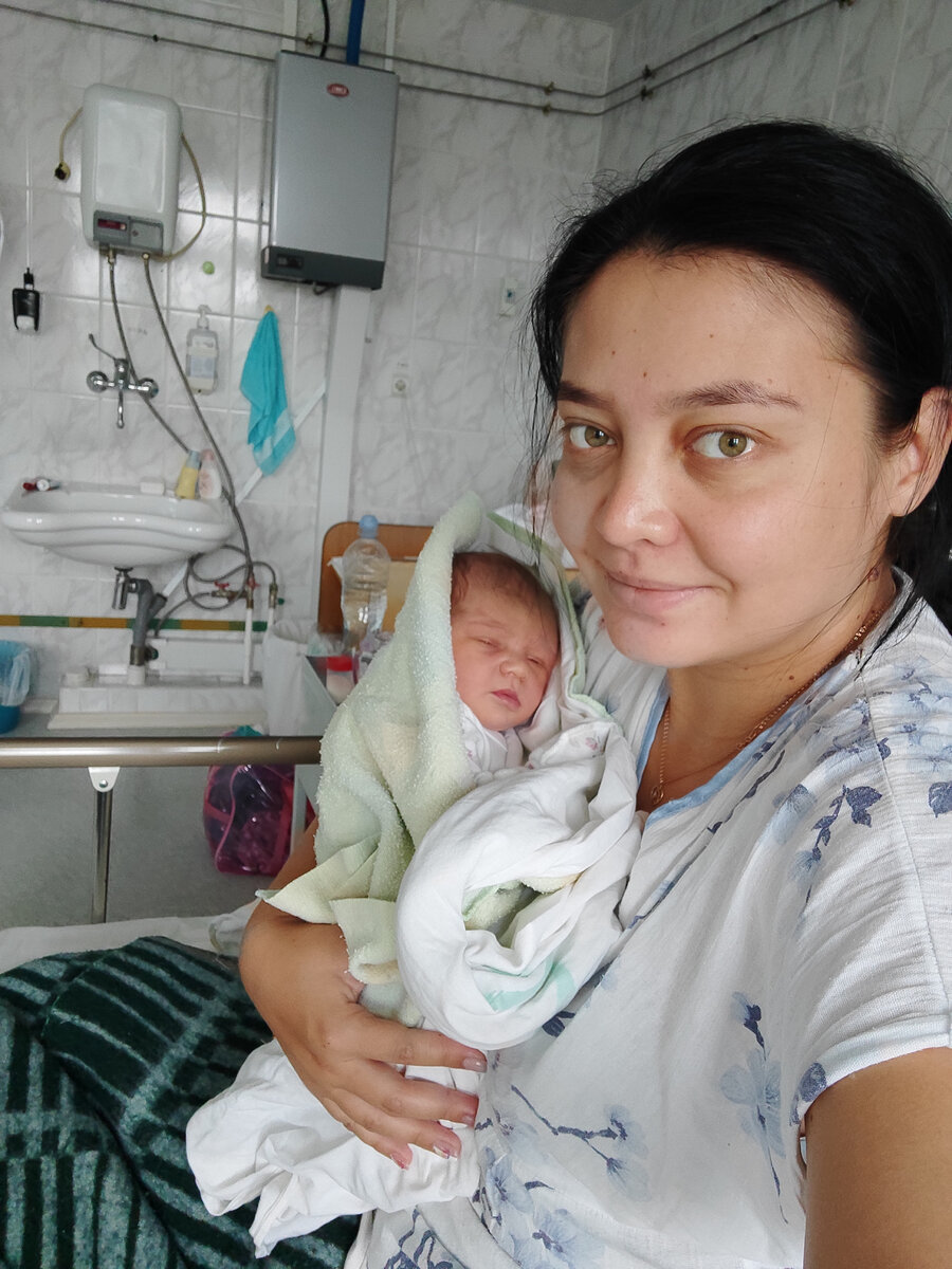 Наработав определенный опыт, я заметила, что большинство мам жалуются об отсутствии поддержки ГВ в роддомах. К сожалению, ситуацию в роддоме изменить не в моих силах… Моя подруга - действующей врач, сказала, что обучению врачей начал грудного вскармливания в университете отводится пару часов лекций и все… Но не все так плохо.  Есть роддома, в которых работают практикующие консультанты по ГВ, прошедшие соответствующее обучение, но таких мало…Есть роддома, в которых помощь оказывает персонал роддома, прошедший базовое обучение по курсу ВОЗ

Помощь может быть эффективна или не очень, по разным причинам (как связанным со сложностью ситуации и необходимыми временными затратами на решение, так и с низкой вовлеченностью роддома в вопросы помощи с ГВ, неактуальными знаниями)

Во многих, особенно не в мегаполисах, помощь с ГВ и поддержка не оказывается вообще.

Наиболее частые по моим наблюдениям варианты решения проблем, предлагаемые в роддоме - накладки при боли, расцеживание через боль при нагрубании, введение докорма смесью при проблемах с весом. (просто так, на всякий случай, врачи так подстраховываются – сказала мне знакомая акушер-гинеколог).

Даже в условиях, когда на оказание помощи с ГВ ресурсов нет или мало, шагом вперёд уже было бы:
 информировать, что кормить/ докармливать можно сцеженным молоком, а не только смесью, что при разлуке необходимо сцеживаться и поддерживать лактацию
 поддержать и повысить уверенность мамы в том, что она может кормить грудным молоком (да, не всегда выкормить, не всегда грудью, но это не единственный вариант)
 рассказать о существовании консультантов по ГВ, и что мама может получить помощь

Консультанты часто готовы работать волонтерами, но не все роддома готовы взять даже на волонтерскую работу специалистов без медицинского образования.

В итоге, пока так, а сейчас думаю, внимания этому будет уделяться ещё меньше.
