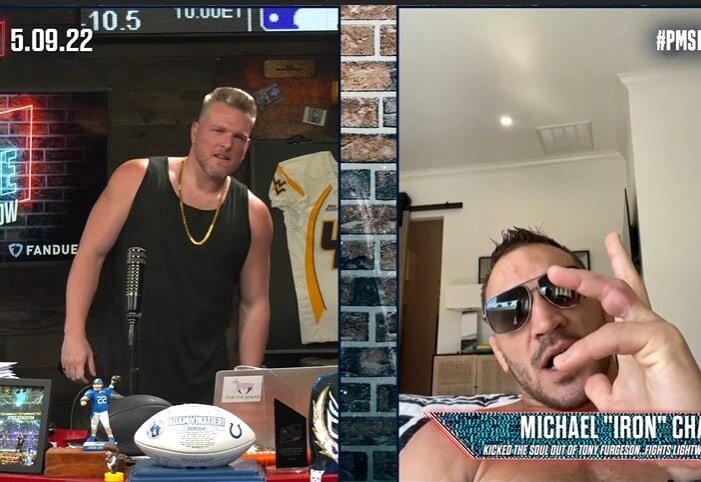 💥🤕 За 20 минут до выхода на бой с Тони Фергюсоном Майклу Чэндлеру пришла техническая идея, которая стоила ему выбитого пальца (на The Pat McAfee Show): 
"За 20 до выхода я вывихнул безымянный палец. Мы уже закончили разминку, остается 10-20 минут до выхода, и тут мне приходит отличная идея. Говорю моему партнеру по залу Маркезу: "Эй, покидай в меня левый хайкик, я хочу поставить блок, и потом сразу ударить в корпус".

И он выбросил самый обычный хайкик, который он выбрасывал в меня тысячи раз, я поставил блок - и у меня вылетел палец, еще и ноготь весь выгнулся назад. А у меня уже пер сильно адреналин, я не почувствовал боли, сказал ребятам: "Теперь у меня не кулак, теперь это молоток! Вперед!"" ✊🏻