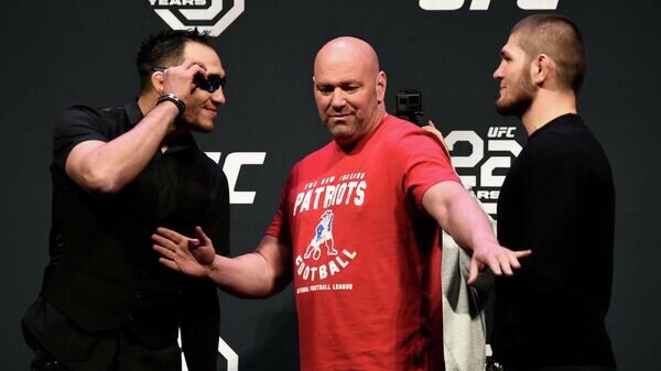    Бойцы смешанных единоборств Тони Фергюсон (слева) и Хабиб Нурмагомедов (справа) вместе с президентом UFC Дэйной Уайтом© Фото : Twitter UFC