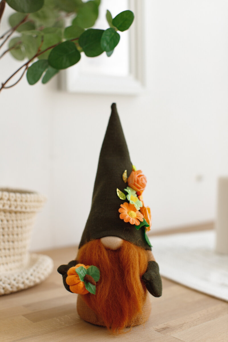 Борода выполнена из шерсти для валяния