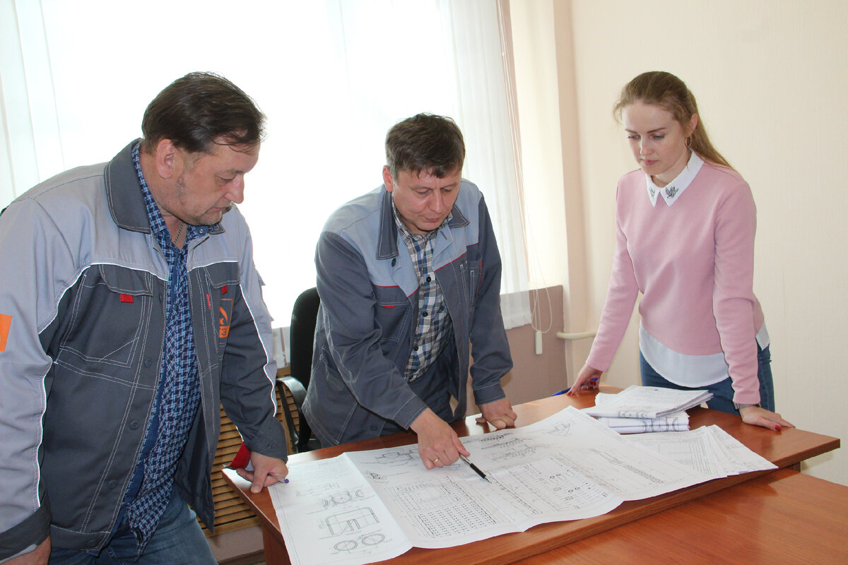 В числе обязанностей ведущего инженера стоит снабжение запасными частями. В данный момент назрела необходимость в новом заказе. Вместе с коллегами Михаил Никитович (в центре) с инженером-инспектором Дмитрием Банниковым (слева) и инженером по ремонту оборудования Анастасией Якимовой (справа) обсуждают заказ на изготовление тележки для разогрева сталеразливочных ковшей