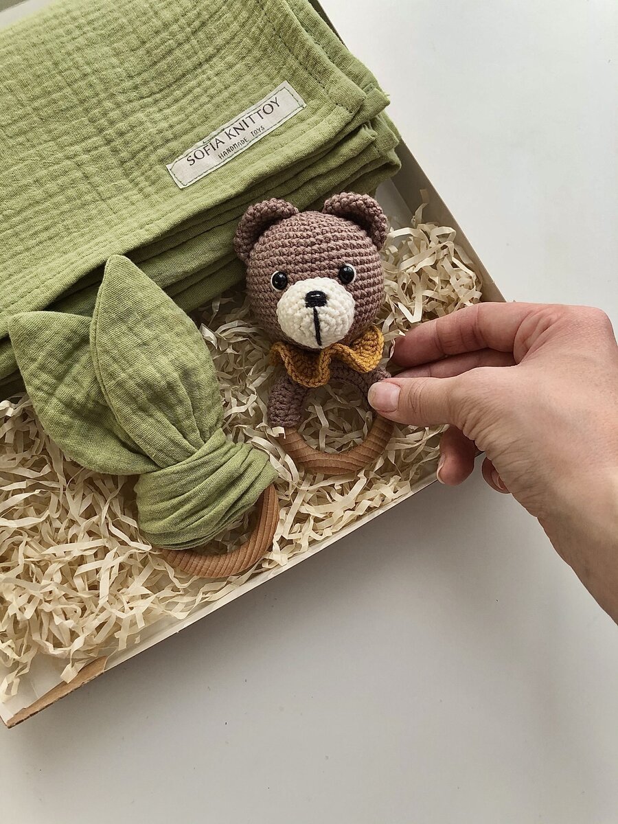 Мой первый набор: пелёнка из двухслойного жатого муслина, грызунок-шуршащие ушки из муслина и вязаная погремушка.