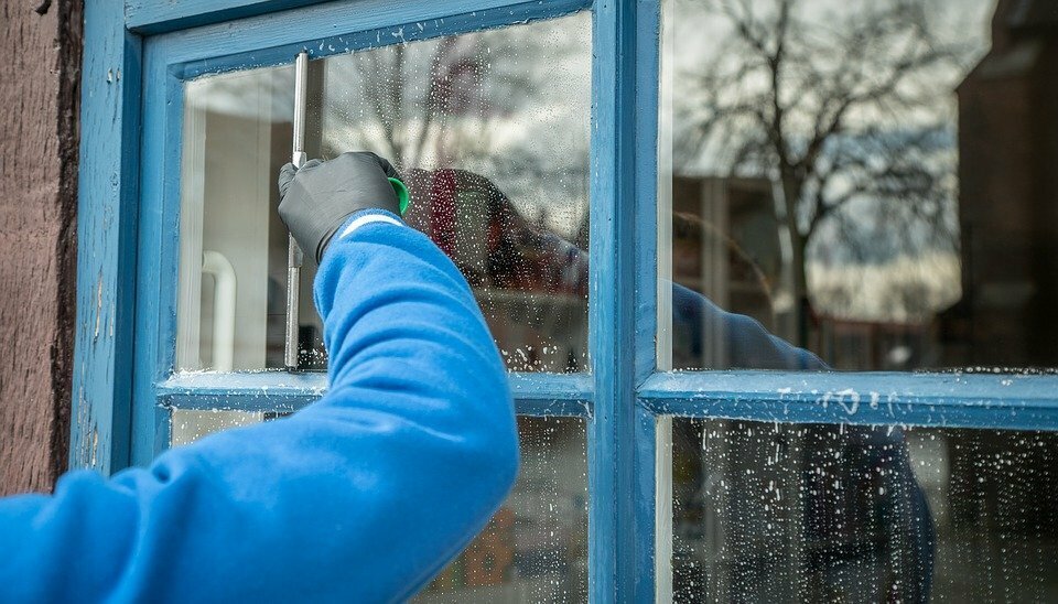 Как бы нам ни хотелось, но окна не могут всегда оставаться чистыми. Процесс мытья окон трудоемкий, для него нужно собраться с силами и выделить время. Как помыть окно без разводов? Инструменты для мытья окон
Развитие технологий упрощает ежедневный быт человека. Если раньше было очень сложно мыть стекла с двух сторон и без разводов, то сейчас это легче простого. Какие существуют девайсы для мытья окон? Самый известный и удобный — это стеклоочиститель с раздвижной ручкой. Он относительно недорогой и компактный. Его преимущества очевидны: убирает грязь из труднодоступных мест с обеих сторон стеклопакета;
в комплекте находится несколько щеток разной формы и размера;
мало весит;
экономно расходуется моющее средство;
насадки могут мыть под нужным углом;
длина ручки регулируется как длиннее, так и короче;
подходит для чистки зеркальных и стеклянных поверхностей.
Для тех, у кого нестандартные окна больших размеров или панорамные окна, на рынке присутствуют более массивные и сложные девайсы. Например, телескопические стеклоочистители. Или, проще говоря, усовершенствованные швабры с выдвижной ручкой.На что обратить внимание при выборе очистителя? Швабра должна быть прочной, ее конструкция надежной.
Все части должны хорошо крутиться во все стороны.
Если швабра при использовании скрипит и издает непонятные звуки, это некачественное изделие. Вряд ли доживет до следующей помывки окон.
Еще одно ноу-хау в сфере мытья окон — магнитные щетки. В отличие от использования телескопических стеклоочистителей с магнитными щетками не нужно будет наклоняться и прилагать усилия, чтобы помыть внешнюю сторону окна. Они легко справляются с сильными загрязнениями на всей поверхности окна без единого развода. Ими можно мыть окна в любой сезон. Они представлены в различных вариантах, каждый может выбрать индивидуально под в свой тип окна. Но, конечно, они значительно дороже предыдущего варианта.Робот-пылесос
Вы удивитесь, но роботы для мытья стеклопакетов тоже существуют. Таких моделей мало, и позволить себе их могут не все.Инновационной разработкой сейчас считается очиститель «Керхер» для стекол. С помощью пульверизатора прибор наносит моющее средство на окна, а потом собирает его с поверхности, не оставляя следов.Выбирать инструмент для мытья окон нужно исходя из их размера, степени загрязнения окон и вашего бюджета.Как подготовить окно к мытью?
Никаких специальных действий или обрядов не существует. Для начала освободите подоконник от цветов, горшков и других вещей. Положите клеенку в районе метра от окна, чтобы вода и химические средства не попали на мебель и пол. Не набирайте много воды в ведро, иначе расплескается по всему дому. Приготовьте перчатки и инструменты, разведите моющее средство в нужной пропорции. Сначала всегда мойте раму, а только потом стекла. Сразу обратите внимание на самые загрязненные участки: как правило, они находятся на стыке рамы и стекла, там нужно будет приложить максимум усилий.Погода играет немаловажную роль в результате мытья окон. Лучше всего мыть окна в безветренную облачную погоду в межсезонье.Какое химическое средство выбрать?
Именно химическим средствам для мытья стекол мы обязаны тем, что на окнах не остается разводов. И нам не нужно тысячу раз смывать растворы с окон.Хозяйственные отделы просто ломятся от обилия средств для очистки стекол. Мы советуем не экономить излишне и взять средство подороже. Самой важное, чтобы оно содержал спирт. Обратите пристальное внимание на состав, так как на химические компоненты все чаще выявляется аллергическая реакция.Сделаем краткий обзор по известным маркам:«Мистер Мускул». Хорошее качественное средство, которое действительно не оставляет разводов. Моет мягко и легко. В его составе содержится нашатырный спирт.
Cif. Популярное средство среди отечественных потребителей с доступной ценой. Прекрасно отмывает пластиковые и деревянные окна без разводов. Растворяет застоявшуюся грязь и сильные загрязнения.
Help. Содержит изопропиловый спирт. Избавляет от всевозможных видов грязи.
Clean. На рынке представлен в двух вариантах: с содержанием спирта и без. Конечно, средство, в состав которого входит спирт, очищает эффективно и быстро. По уровню это средство не уступает более дорогим аналогам.
Все средства класса люкс, естественно, без проблем справятся с любыми загрязнениями и поверхностями. Единственный их недостаток — цена.Как вымыть окна народными способами без разводов?
Задолго до появления такого разнообразия химических средств наши бабушки мыли окна чисто и быстро. Достаточно много методов осталось нам в наследство.Приготовьте раствор нашатырного спирта и воды в пропорции 1:4. Равномерно нанесите на всю поверхность окон. Затем найдите пару старых газет и протрите ими окно. Просто блеск!
Рецепт похож на первый, только вместо нашатыря добавьте обычный уксус. Такой раствор хорошо подходит для очистки стекол и зеркал в автомобиле.
Окна с большим количеством загрязнений хорошо отмывает соль. Нанесите ее на стекла и смойте водой.
Для следующего метода понадобится мыльный раствор и много старых тряпок. Замочите предварительно тряпки в растворе. После нанесения мыльной субстанции вымойте стекла раствором мела и воды и вытрите насухо газетами.
Стекла, которые сильно загрязнены, сдадутся под действием крахмала. Возьмите литр воды, добавьте крахмал из расчета 20 г на литр, отмойте раствором грязь, а потом мягкой тряпочкой вытирайте стекло, пока не пропадут разводы.
Пыль — враг номер один всех хозяек. Ничто так не раздражает, как слои пыли на стеклах, зеркалах и окнах. Здесь вам поможет глицерин. Для правильного раствора вам понадобится 40 мл воды и 60 мл глицерина. Разведите смесь, добавив в нее пару капель нашатырного спирта. Вуаля, и окна чистые! Плюсом глицерин защищает окна зимой от обледенения.
Если вы мечтаете о постоянном блеске стекол, тогда возьмите растительное масло и обработайте стекло мягкой тряпкой с двух сторон.
Вот такие несложные действия приведут ваши окна в чистый вид без химии и новомодных инструментов.5 советов по мытью окон
Мойте окно сначала с внутренней стороны. При мытье наружного стекла не опирайтесь всем весом на раму, не свешивайтесь из окна. Соблюдайте правила безопасности.
Температура воды должна быть 35-40 градусов и не выше. Иначе стеклопакеты могут потускнеть и покрыться разводами.
Не используйте средства, содержащие щелочь.
При вытирание стекол внутреннее стекло вытирайте по вертикали, а внешнее — по горизонтали.
Не забывайте про дренажные отделения стеклопакетов, так как именно задержка влаги и бактерий в этих труднодоступных местах способствует образованию плесени и сырости.
Телефоны:  +7 495 211-55-79 +7 985 211-55-79 
Ежедневно:
С 8:00 - 22:00
Официальный сайты:
Химчистка мягкой мебели и ковровых покрытий:     https://himchistka-moskva.turbo.site/
Мойка окон и балконов:                               https://moikaokon24.turbo.site/
